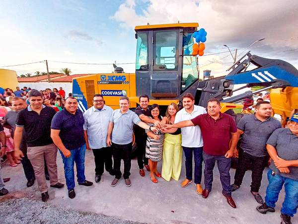 Prefeitura de Bom Lugar recebe maquina Pá Carregadeira, que irá compor a frota da Secretaria de Obras.