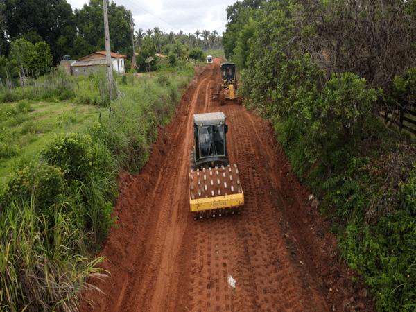 Prefeitura recupera estrada vicinal que liga os povoados Santa Inês do João Rita a Pedra do Salgado.